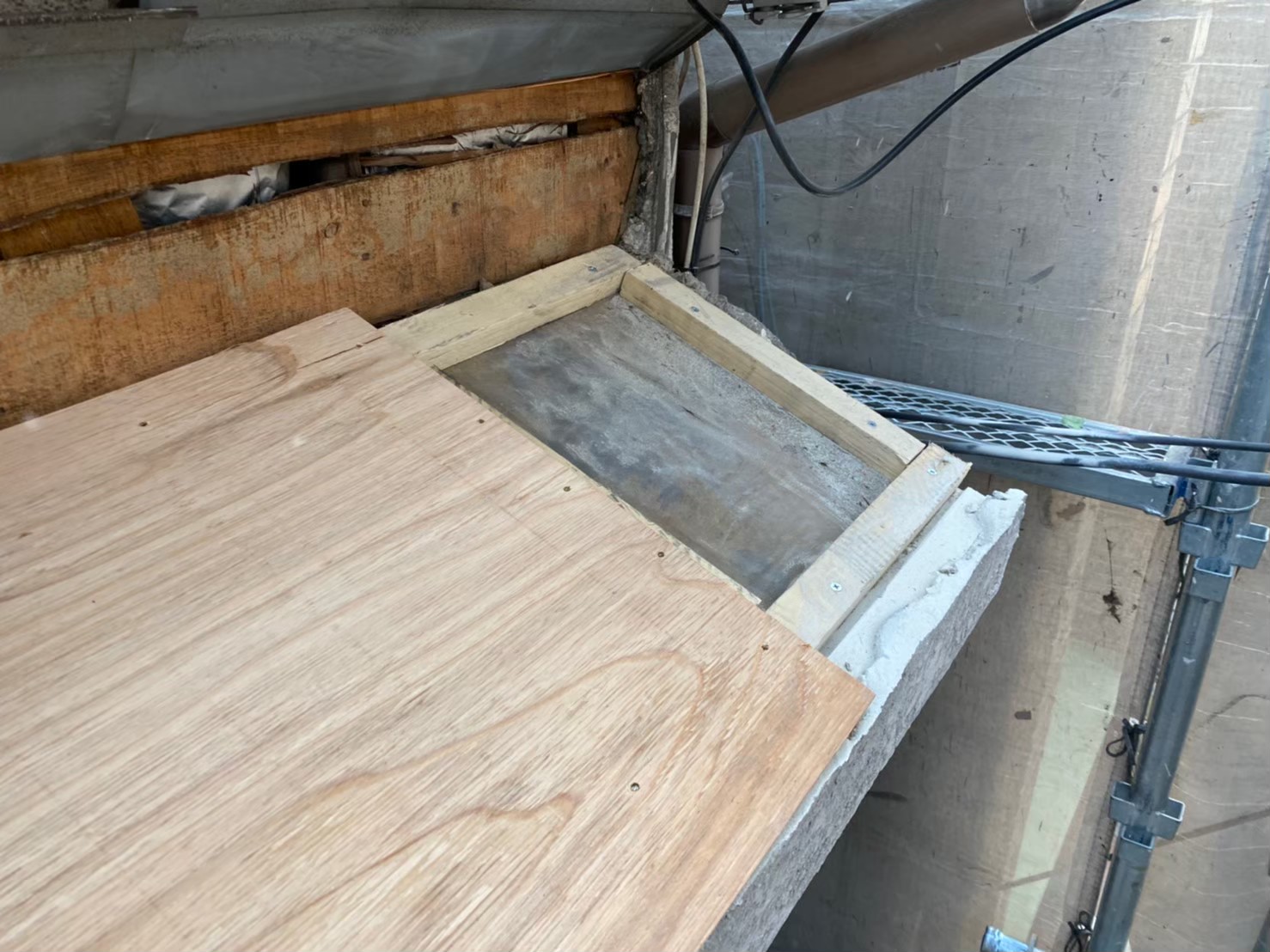 下屋根の野地板設置